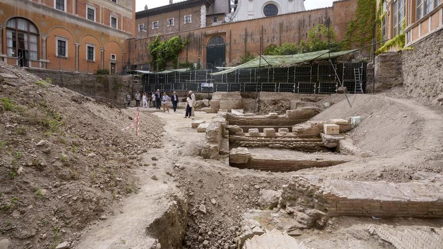 Penemuan reruntuhan Teater Nero penainggalan Romawi Kuno di kota Roma, Italia. (AP Photo/Andrew Medichini)