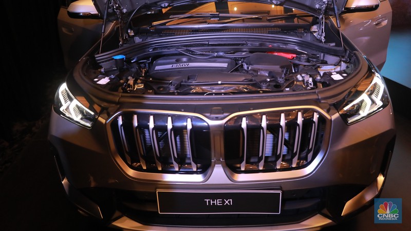Pengunjung melihat mobil BMW X1 generasi ketiga di Jakarta, Jumat (28/7/2023). (CNBC Indonesia/Muhammad Sabki)