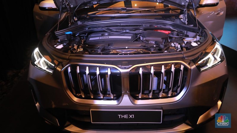 Pengunjung melihat mobil BMW X1 generasi ketiga di Jakarta, Jumat (28/7/2023). (CNBC Indonesia/Muhammad Sabki)