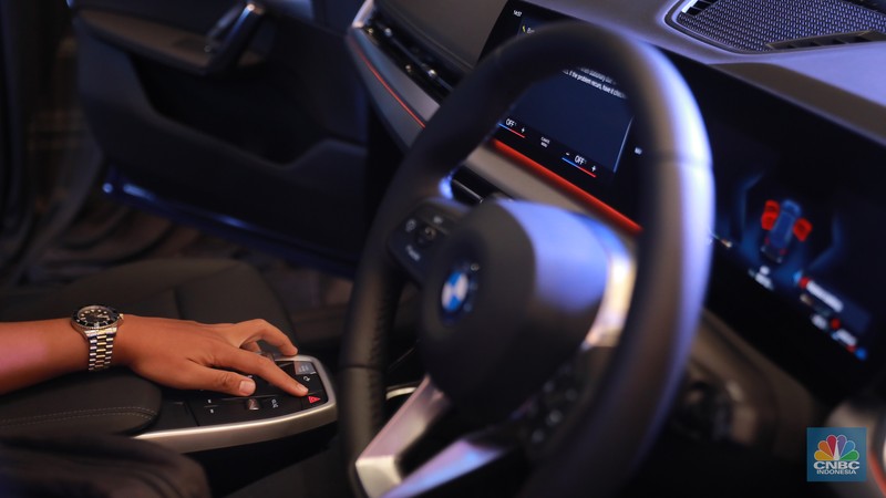 Pengunjung melihat mobil BMW X1 generasi ketiga di Jakarta, Jumat (28/7/2023). Pengunjung melihat mobil BMW X1 generasi ketiga di Jakarta, Jumat (28/7/2023). (CNBC Indonesia/Muhammad Sabki)