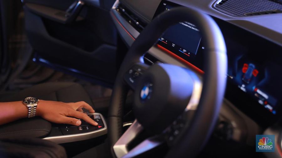 Pengunjung melihat mobil BMW X1 generasi ketiga di Jakarta, Jumat (28/7/2023). (CNBC Indonesia/Muhammad Sabki)
