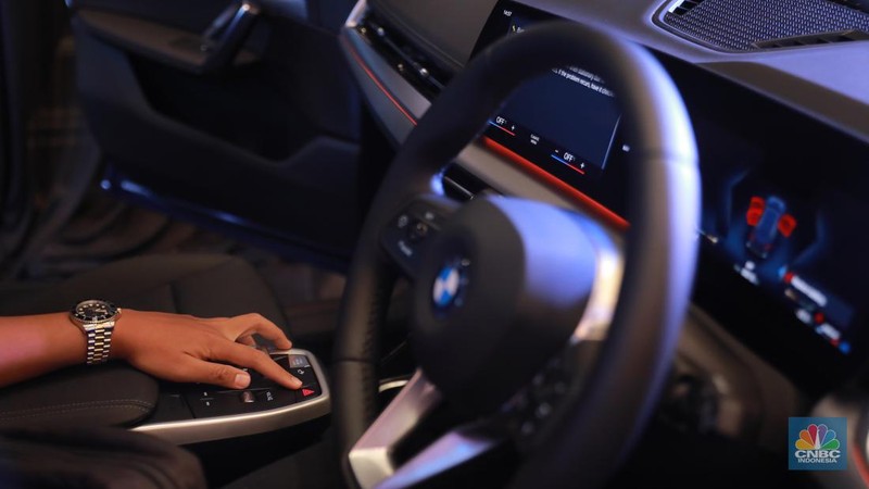 Pengunjung melihat mobil BMW X1 generasi ketiga di Jakarta, Jumat (28/7/2023). (CNBC Indonesia/Muhammad Sabki)