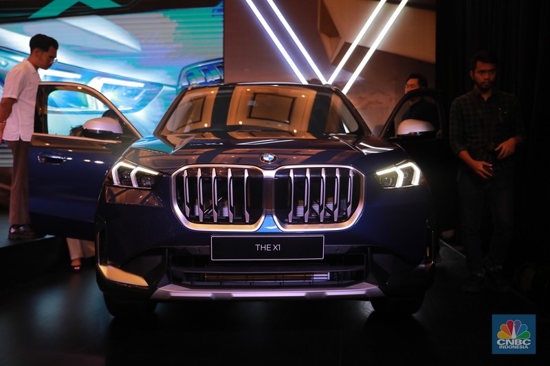 Pengunjung melihat mobil BMW X1 generasi ketiga di Jakarta, Jumat (28/7/2023). (CNBC Indonesia/Muhammad Sabki)