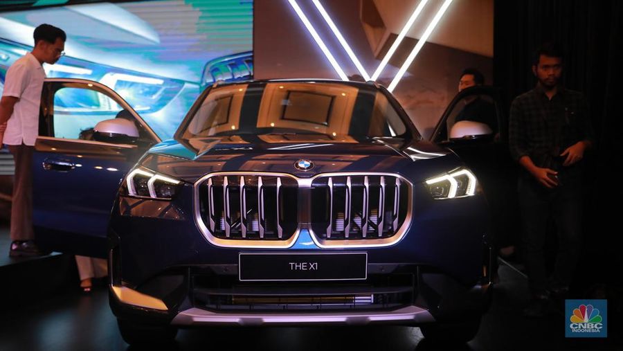 Pengunjung melihat mobil BMW X1 generasi ketiga di Jakarta, Jumat (28/7/2023). (CNBC Indonesia/Muhammad Sabki)