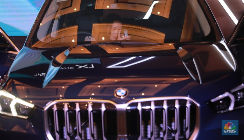 Pengunjung melihat mobil BMW X1 generasi ketiga di Jakarta, Jumat (28/7/2023). Pengunjung melihat mobil BMW X1 generasi ketiga di Jakarta, Jumat (28/7/2023). (CNBC Indonesia/Muhammad Sabki)