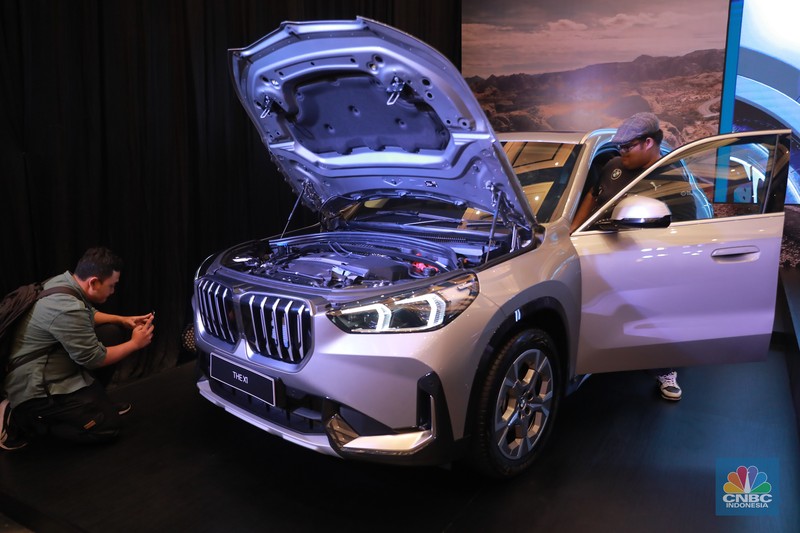Pengunjung melihat mobil BMW X1 generasi ketiga di Jakarta, Jumat (28/7/2023). (CNBC Indonesia/Muhammad Sabki)