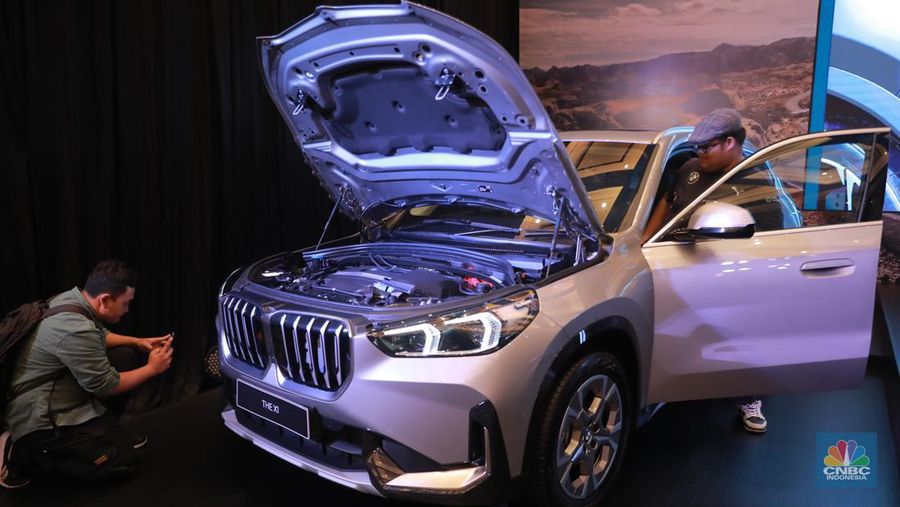 Pengunjung melihat mobil BMW X1 generasi ketiga di Jakarta, Jumat (28/7/2023). (CNBC Indonesia/Muhammad Sabki)