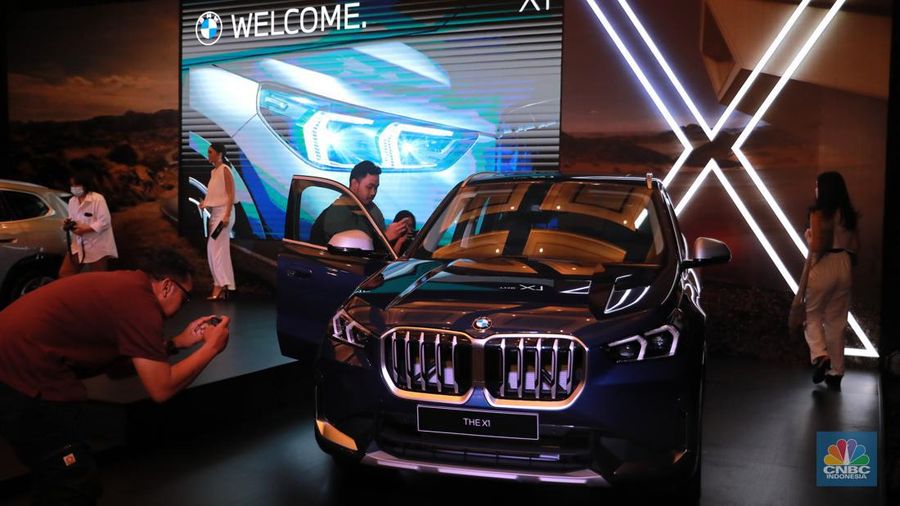 Pengunjung melihat mobil BMW X1 generasi ketiga di Jakarta, Jumat (28/7/2023). (CNBC Indonesia/Muhammad Sabki)