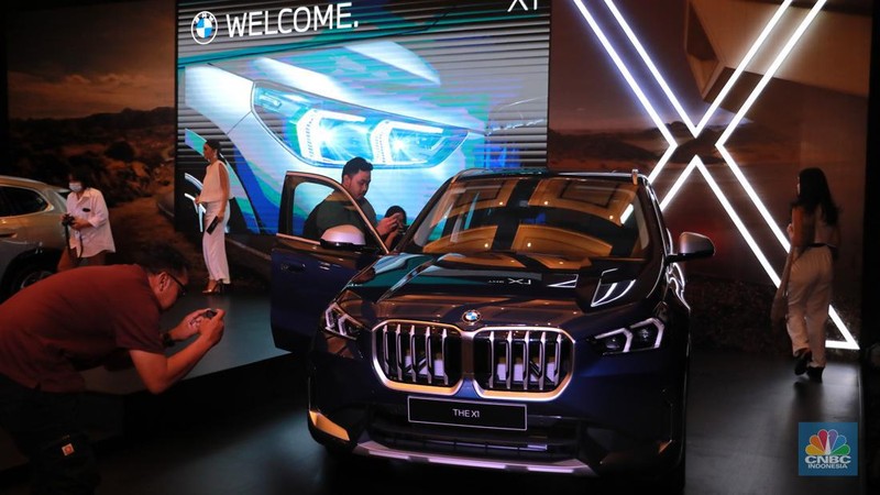 Pengunjung melihat mobil BMW X1 generasi ketiga di Jakarta, Jumat (28/7/2023). (CNBC Indonesia/Muhammad Sabki)