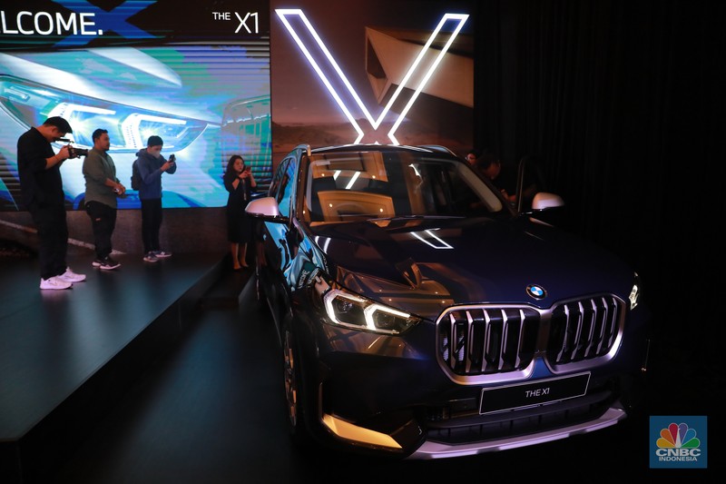 Pengunjung melihat mobil BMW X1 generasi ketiga di Jakarta, Jumat (28/7/2023). Pengunjung melihat mobil BMW X1 generasi ketiga di Jakarta, Jumat (28/7/2023). (CNBC Indonesia/Muhammad Sabki)