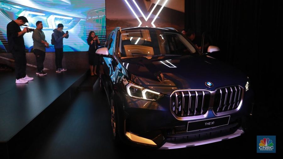 Pengunjung melihat mobil BMW X1 generasi ketiga di Jakarta, Jumat (28/7/2023). (CNBC Indonesia/Muhammad Sabki)