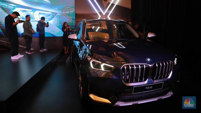 Pengunjung melihat mobil BMW X1 generasi ketiga di Jakarta, Jumat (28/7/2023). (CNBC Indonesia/Muhammad Sabki)