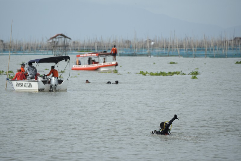 Tim penyelamat mencari korban kapal feri terbalik di Binangonan, provinsi Rizal, Filipina, Jumat (28/7/2023).  (AP Photo/Aaron Favila)