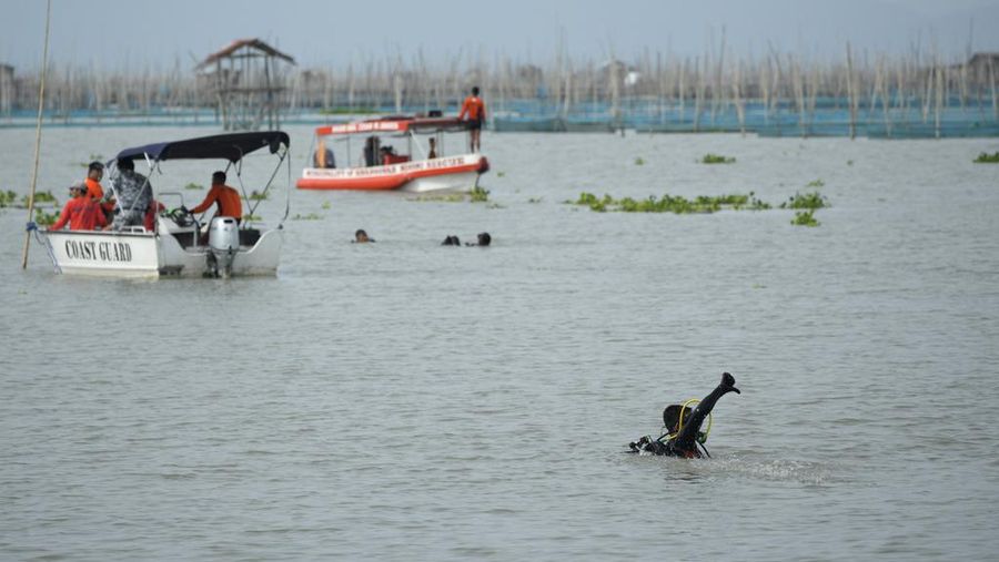 Tim penyelamat mencari korban kapal feri terbalik di Binangonan, provinsi Rizal, Filipina, Jumat (28/7/2023).  (AP Photo/Aaron Favila)