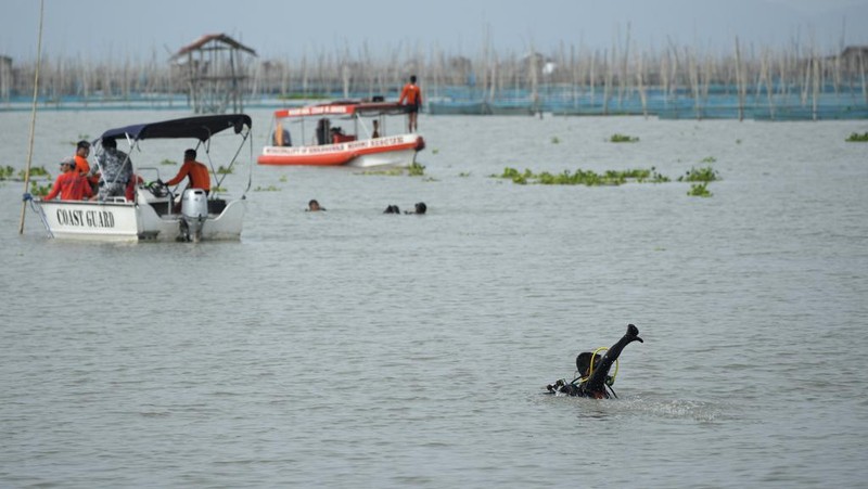 Tim penyelamat mencari korban kapal feri terbalik di Binangonan, provinsi Rizal, Filipina, Jumat (28/7/2023).  (AP Photo/Aaron Favila)