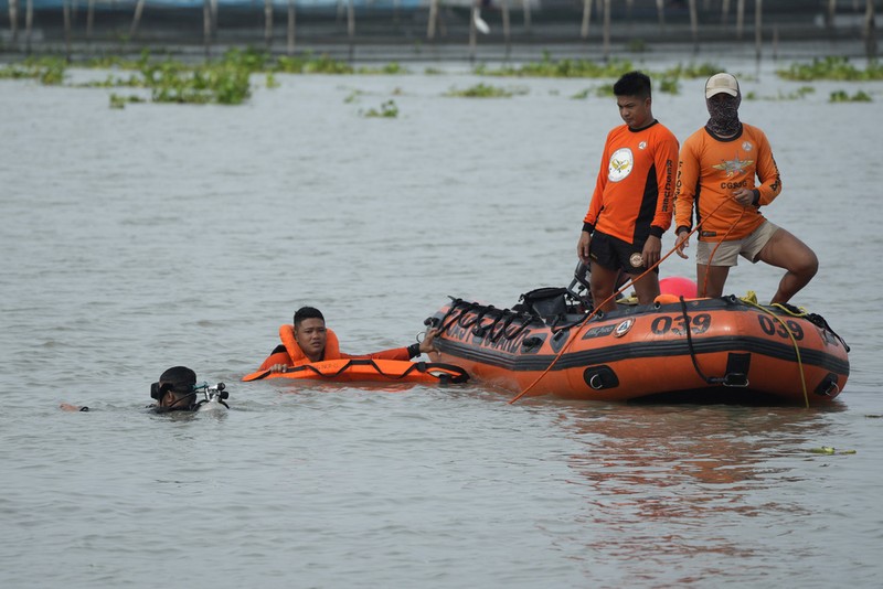 Tim penyelamat mencari korban kapal feri terbalik di Binangonan, provinsi Rizal, Filipina, Jumat (28/7/2023).  (AP Photo/Aaron Favila)