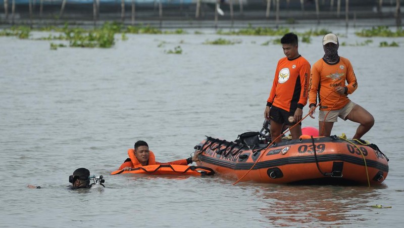 Tim penyelamat mencari korban kapal feri terbalik di Binangonan, provinsi Rizal, Filipina, Jumat (28/7/2023).  (AP Photo/Aaron Favila)