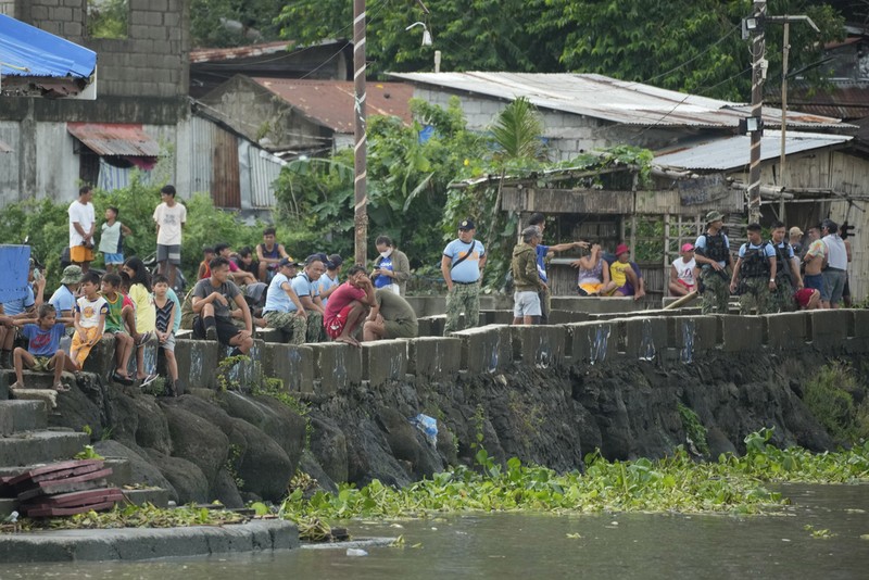 Tim penyelamat mencari korban kapal feri terbalik di Binangonan, provinsi Rizal, Filipina, Jumat (28/7/2023).  (AP Photo/Aaron Favila)