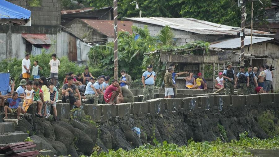 Tim penyelamat mencari korban kapal feri terbalik di Binangonan, provinsi Rizal, Filipina, Jumat (28/7/2023).  (AP Photo/Aaron Favila)