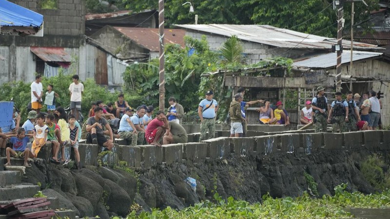Tim penyelamat mencari korban kapal feri terbalik di Binangonan, provinsi Rizal, Filipina, Jumat (28/7/2023).  (AP Photo/Aaron Favila)