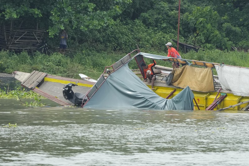 Tim penyelamat mencari korban kapal feri terbalik di Binangonan, provinsi Rizal, Filipina, Jumat (28/7/2023).  (AP Photo/Aaron Favila)