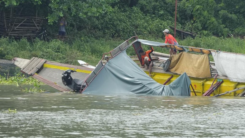 Tim penyelamat mencari korban kapal feri terbalik di Binangonan, provinsi Rizal, Filipina, Jumat (28/7/2023).  (AP Photo/Aaron Favila)