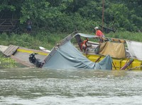 Potret Pencarian Korban Kapal Feri Terbalik di Tetangga RI