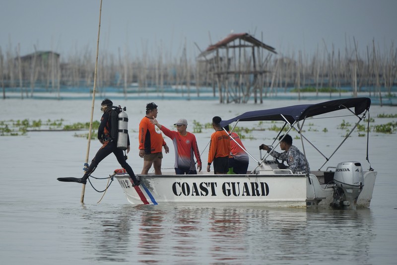 Tim penyelamat mencari korban kapal feri terbalik di Binangonan, provinsi Rizal, Filipina, Jumat (28/7/2023).  (AP Photo/Aaron Favila)