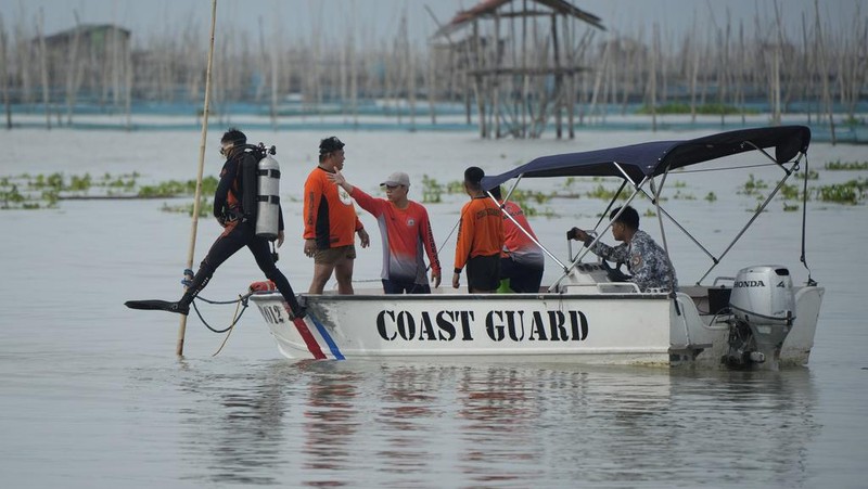 Tim penyelamat mencari korban kapal feri terbalik di Binangonan, provinsi Rizal, Filipina, Jumat (28/7/2023).  (AP Photo/Aaron Favila)