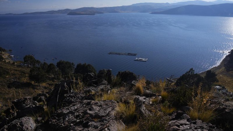 Kekeringan melanda Danau Titicaca di Bolvia. (AP Photo/Juan Karita)