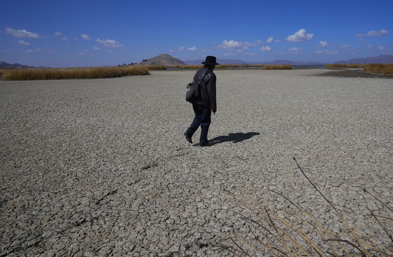 Kekeringan melanda Danau Titicaca di Bolvia. Kekeringan melanda Danau Titicaca di Bolvia. (AP Photo/Juan Karita)