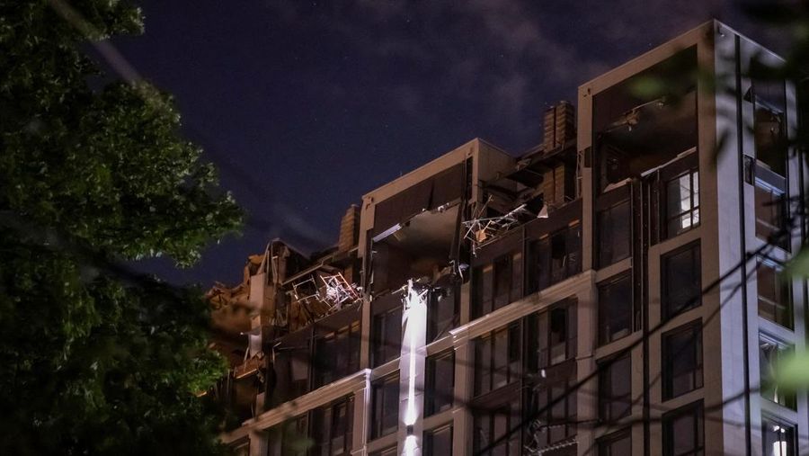 Kondisi gedung apartemen yang rusak akibat serangan rudal Rusia di Dnipro, Ukraian, Jumat (28/7/2023). (REUTERS/Viacheslav Ratynskyi)