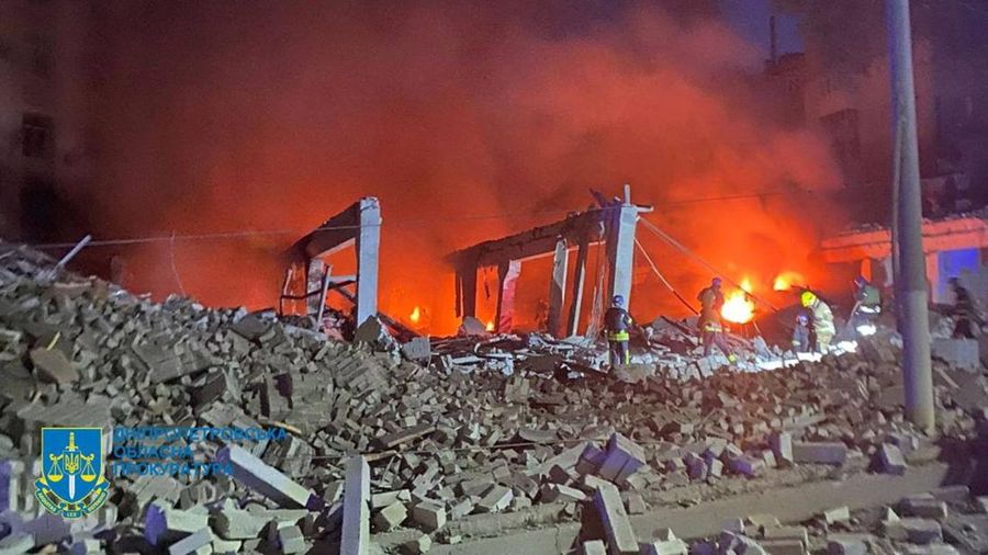 Petugas pemadam kebakaran bekerja di lokasi gedung administrasi yang rusak akibat serangan rudal Rusia di Dnipro, Ukraina, Jumat (28/7/2023). (Facebook/Handout via REUTERS)