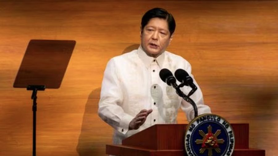 Presiden Filipina Ferdinand Marcos Jr. memberi isyarat saat menyampaikan Pidato Kenegaraan (SONA) keduanya, di Dewan Perwakilan Rakyat di Quezon City, Metro Manila, Filipina, Senin (24/7/2023). (REUTERS/Lisa Marie David/File Photo)