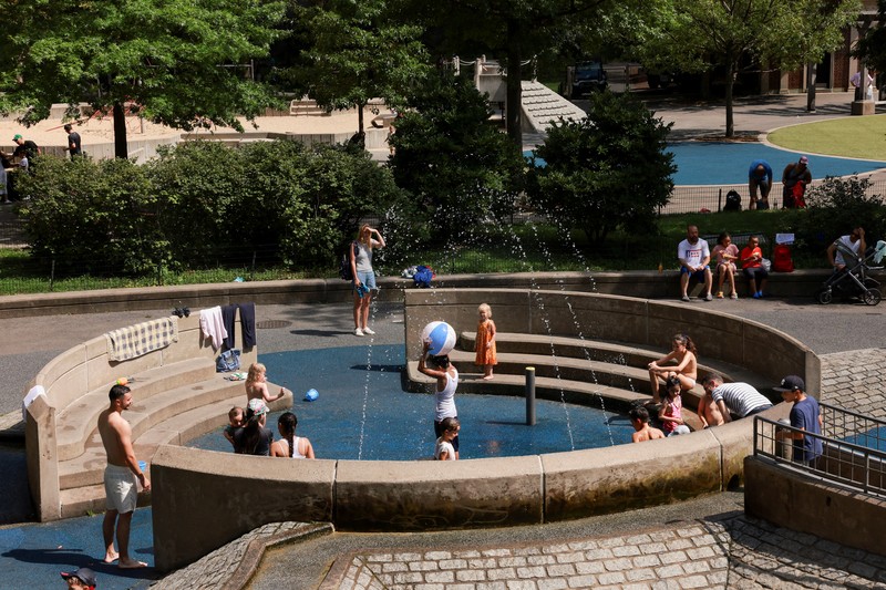 Warga beraktivitas saat gelombang pans di Central Park Manhattan, New York City, Amerika Serikat. (REUTERS/Amr Alfiky) Warga beraktivitas saat gelombang pans di Central Park Manhattan, New York City, Amerika Serikat. (REUTERS/Amr Alfiky)