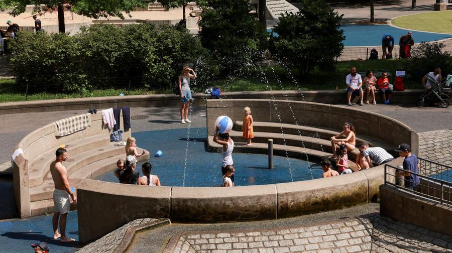Warga beraktivitas saat gelombang pans di Central Park Manhattan, New York City, Amerika Serikat. (REUTERS/Amr Alfiky)