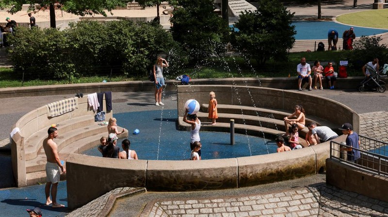 Warga beraktivitas saat gelombang pans di Central Park Manhattan, New York City, Amerika Serikat. (REUTERS/Amr Alfiky)