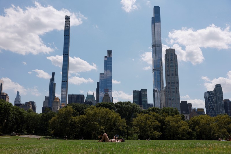 Warga beraktivitas saat gelombang pans di Central Park Manhattan, New York City, Amerika Serikat. (REUTERS/Amr Alfiky) Warga beraktivitas saat gelombang pans di Central Park Manhattan, New York City, Amerika Serikat. (REUTERS/Amr Alfiky)