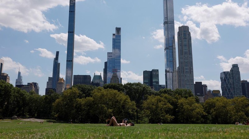 Warga beraktivitas saat gelombang pans di Central Park Manhattan, New York City, Amerika Serikat. (REUTERS/Amr Alfiky)