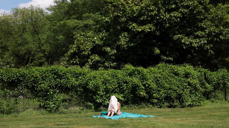 Warga beraktivitas saat gelombang pans di Central Park Manhattan, New York City, Amerika Serikat. (REUTERS/Amr Alfiky)