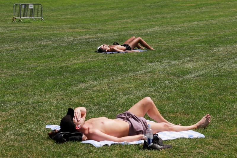 Warga beraktivitas saat gelombang pans di Central Park Manhattan, New York City, Amerika Serikat. (REUTERS/Amr Alfiky) Warga beraktivitas saat gelombang pans di Central Park Manhattan, New York City, Amerika Serikat. (REUTERS/Amr Alfiky)