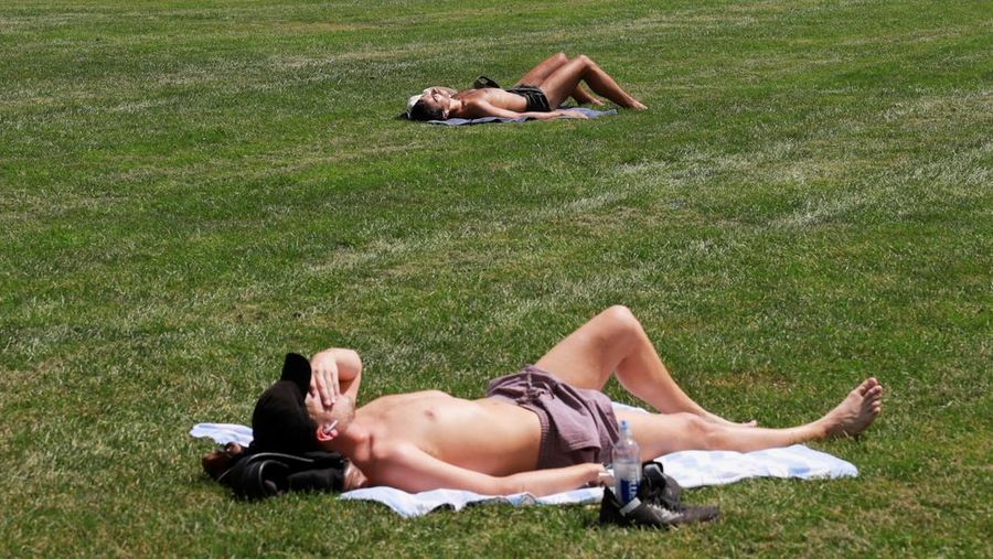 Warga beraktivitas saat gelombang pans di Central Park Manhattan, New York City, Amerika Serikat. (REUTERS/Amr Alfiky)