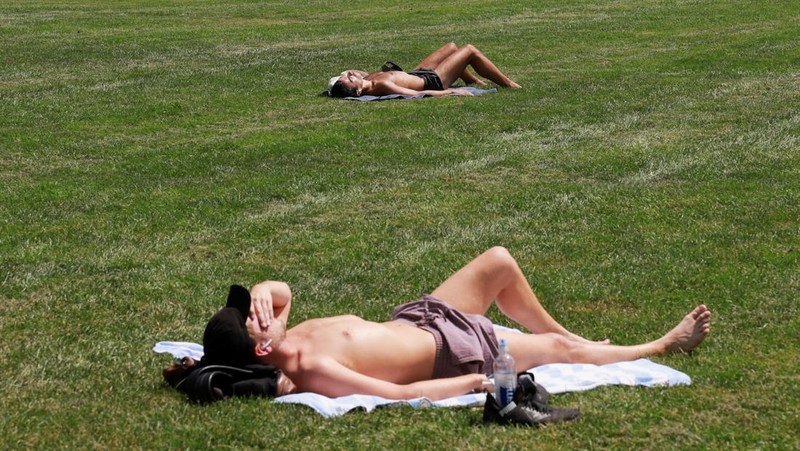 Warga beraktivitas saat gelombang pans di Central Park Manhattan, New York City, Amerika Serikat. (REUTERS/Amr Alfiky)