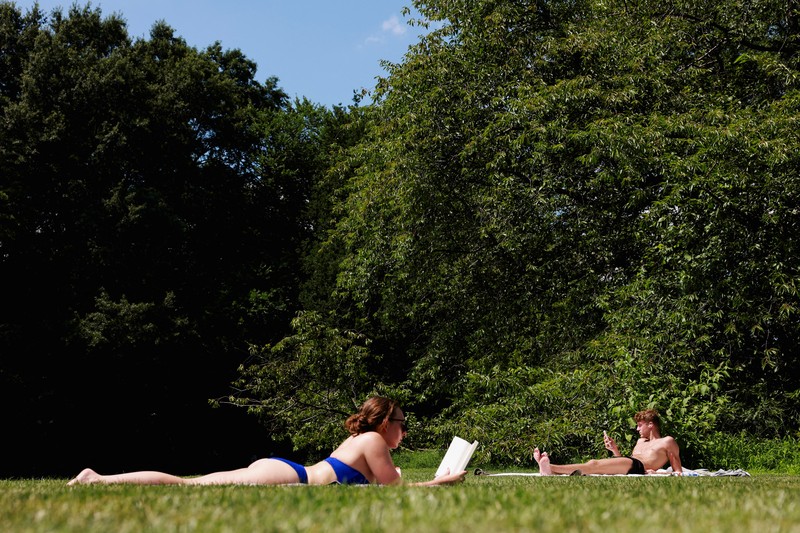 Warga beraktivitas saat gelombang pans di Central Park Manhattan, New York City, Amerika Serikat. (REUTERS/Amr Alfiky) Warga beraktivitas saat gelombang pans di Central Park Manhattan, New York City, Amerika Serikat. (REUTERS/Amr Alfiky)