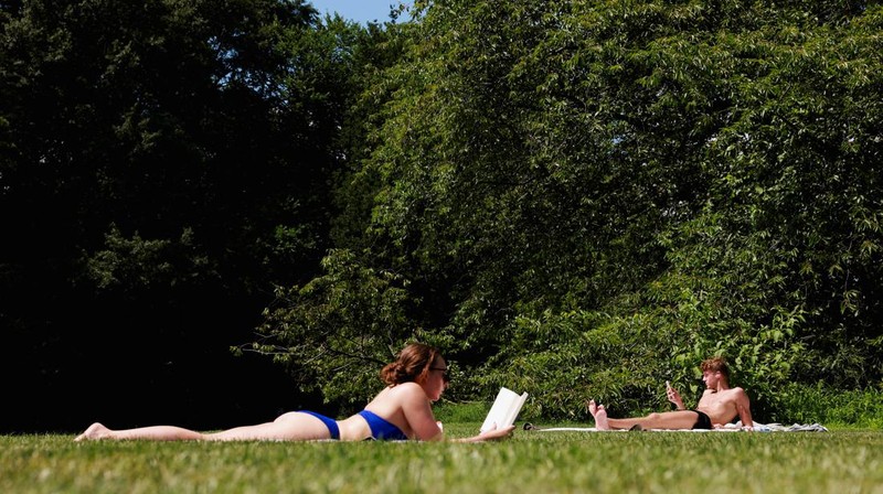 Warga beraktivitas saat gelombang pans di Central Park Manhattan, New York City, Amerika Serikat. (REUTERS/Amr Alfiky)