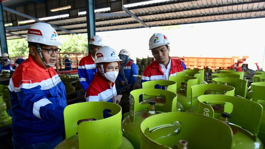 Dirut Pertamina Nicke Widyawati meninjau pangkalan LPG di Bali, Minggu (30/7).