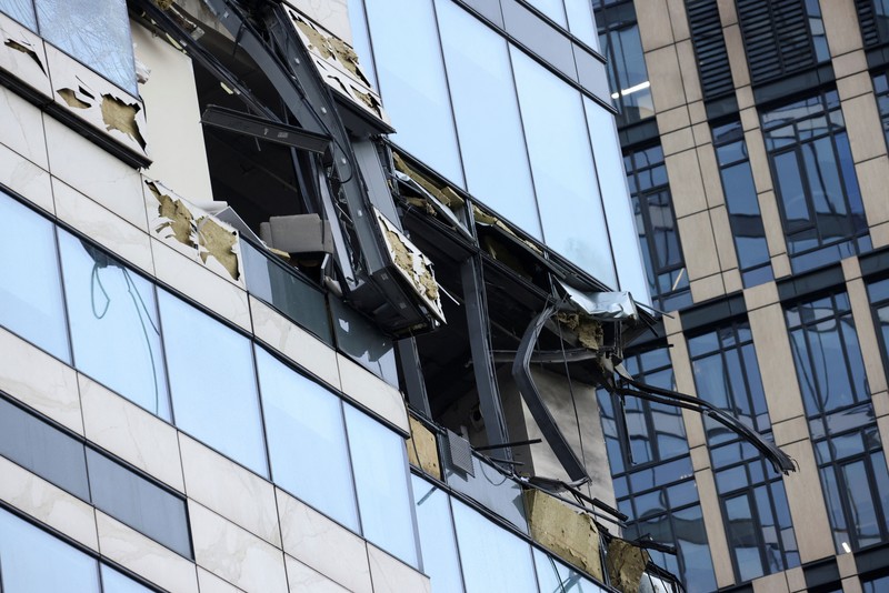 Kondisi gedung perkantoran yang rusak akibat serang pesawat tanpa awak Ukraina di Moskow, Rusia, Minggu (30/7/2023. (AP Photo) Kondisi gedung perkantoran yang rusak akibat serang pesawat tanpa awak Ukraina di Moskow, Rusia, Minggu (30/7/2023. (AP Photo)
