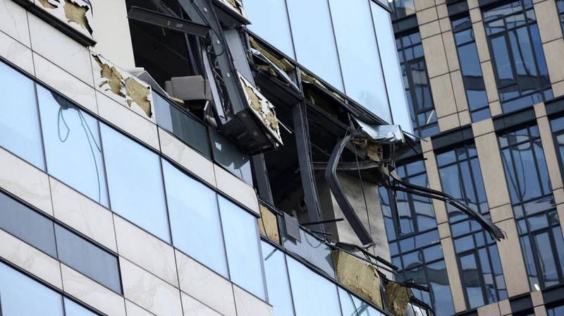 Kondisi gedung perkantoran yang rusak akibat serang pesawat tanpa awak Ukraina di Moskow, Rusia, Minggu (30/7/2023. (AP Photo)