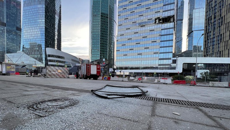 Kondisi gedung perkantoran yang rusak akibat serang pesawat tanpa awak Ukraina di Moskow, Rusia, Minggu (30/7/2023. (AP Photo)