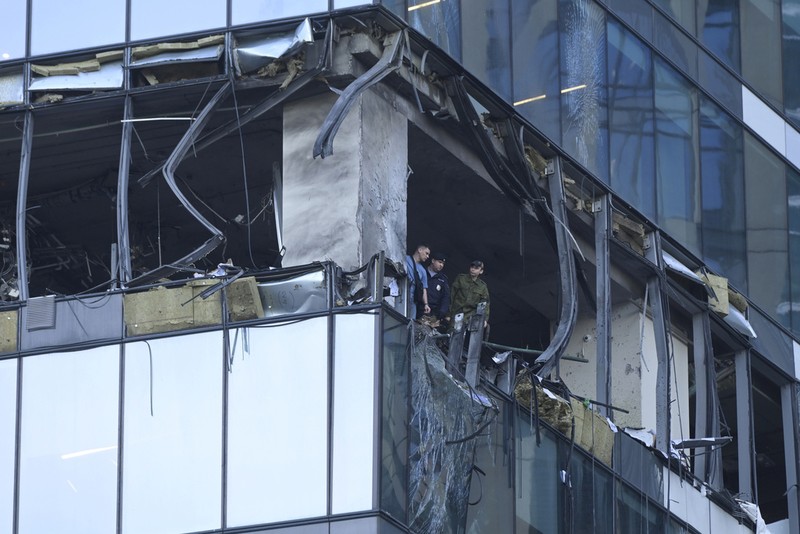 Kondisi gedung perkantoran yang rusak akibat serang pesawat tanpa awak Ukraina di Moskow, Rusia, Minggu (30/7/2023. (AP Photo) Kondisi gedung perkantoran yang rusak akibat serang pesawat tanpa awak Ukraina di Moskow, Rusia, Minggu (30/7/2023. (AP Photo)